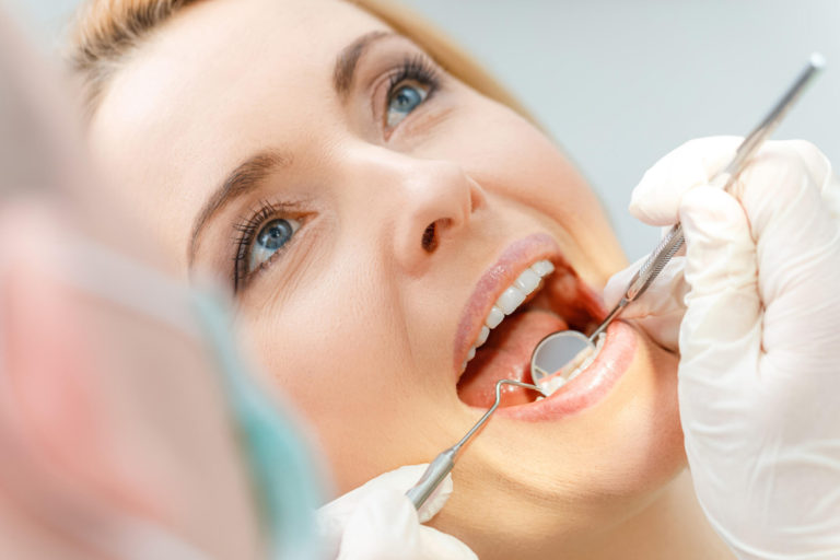 6 Signs That You Should Visit Your Dentist As Soon As Possible